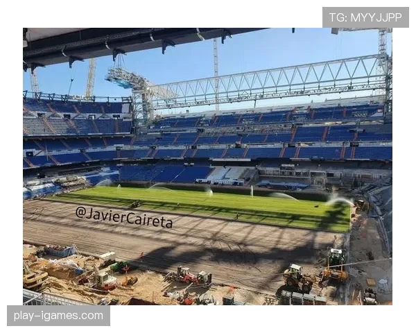 伯纳乌球场草坪管理系统升级，据悉更短的草皮有利于主场压迫战术